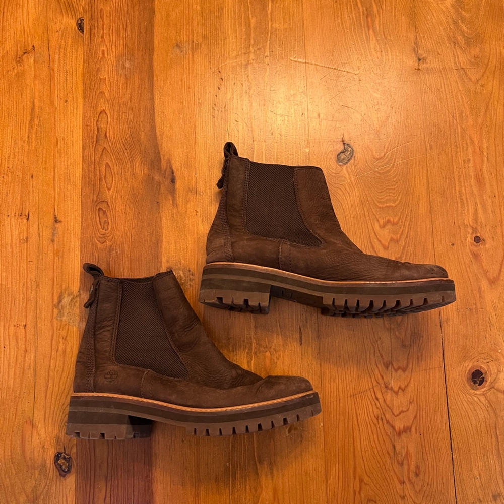 Timberland Women's Courmayeur Valley Chelsea Fashion Boot